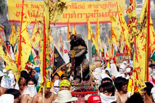 ขบวนแห่พระและธงเหลือง Phuket Vegetarian Festival