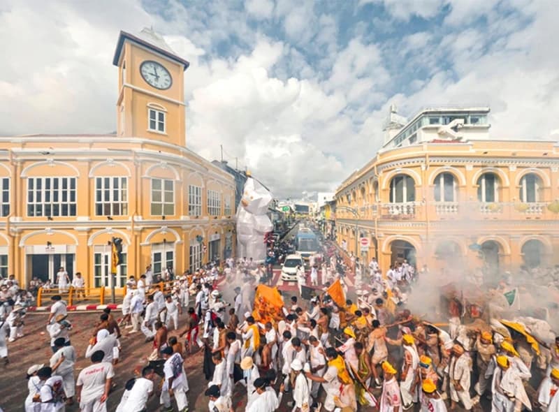ขบวนเจกลางเมือง Phuket Vegetarian Festival