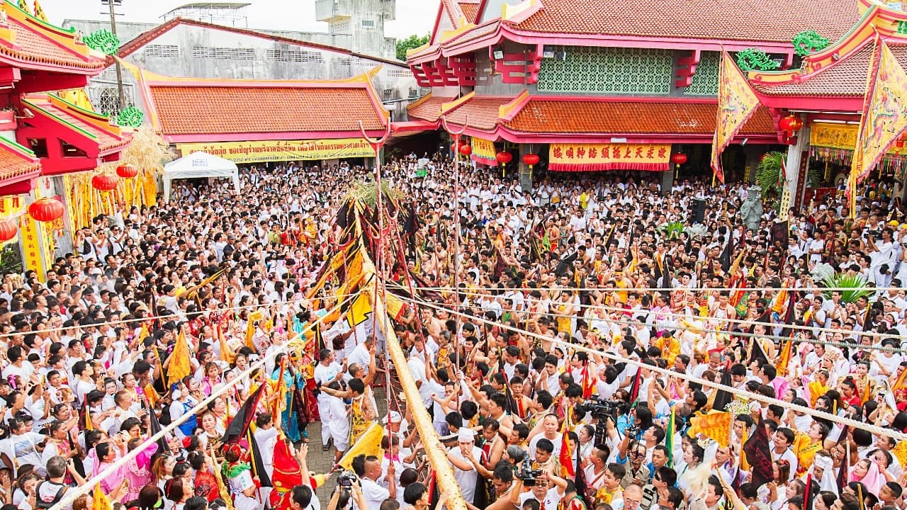 พิธียกเสาโกเต้ง Phuket Vegetarian Festival